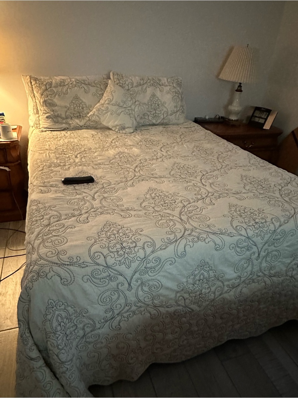 Classic Scroll Pattern Queen Cream Bedspread Set - Neutral Bedding